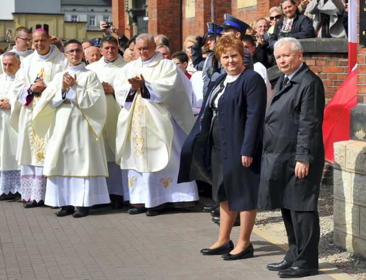 Jarosław Kaczyński i Ewa Malik odsłonili tablicę ku czci ofiar katastrofy smoleńskiej