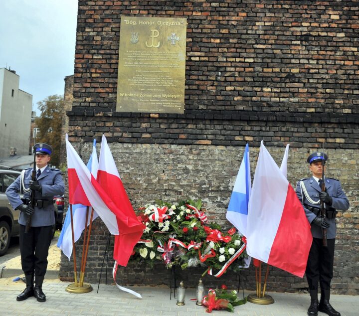 „Ci, którzy tutaj zostali umęczeni zasługują na miarę bohaterów prawdziwych.” – uroczystości uczczenia ofiar Żołnierzy Wyklętych pomordowanych przy ulicy Ostrogórskiej 5a w Sosnowcu